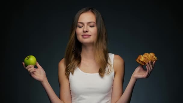 Πορτρέτο του όμορφη καυκάσιος γυναίκα με το μήλο. Επιλέγοντας τρόφιμα παλιοπραγμάτων — Αρχείο Βίντεο