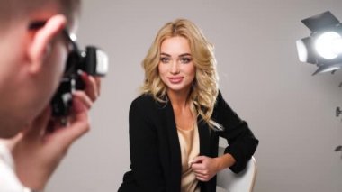 Güzel beyaz kadın fotoğrafçı Studio için poz