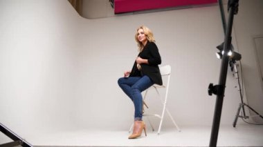 Güzel beyaz kadın fotoğrafçı Studio için poz