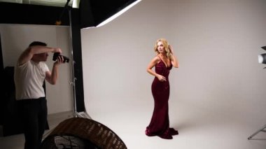 Güzel beyaz kadın fotoğrafçı Studio için poz