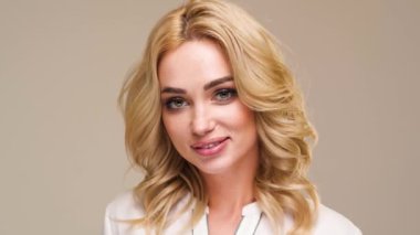 Güzel beyaz kadın fotoğrafçı Studio için poz