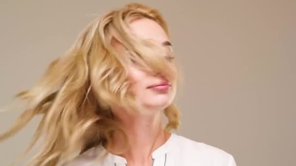 스튜디오에서 사진 작가 위해 포즈를 취하는 아름 다운 백인 여자 — 비디오