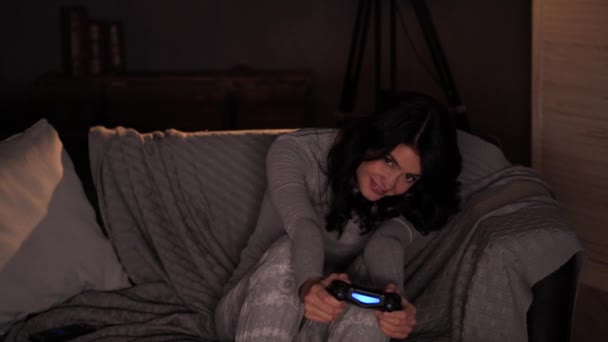 Mulher Bonita Jogando Videogame Console Tentando Ganhar Enquanto Sentado Sofá — Vídeo de Stock