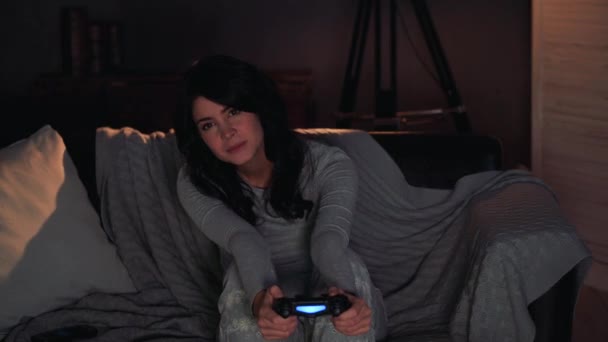 Frau spielt Videospiel auf Konsole und gewinnt. Zuhause auf dem Sofa sitzen — Stockvideo