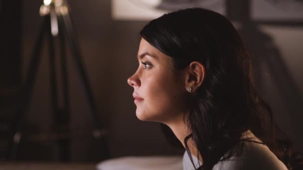 Mujer bonita viendo algo divertido en la televisión en casa — Vídeos de Stock