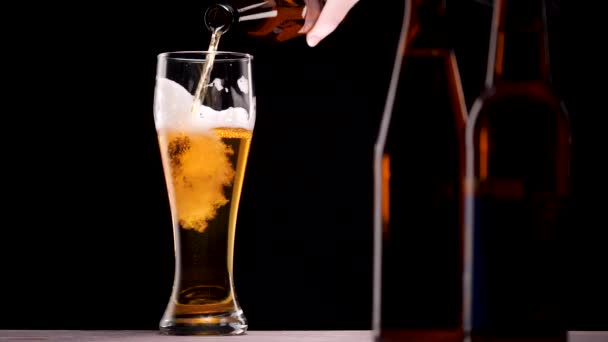 Легке пиво вливається в склянку. З бульбашками і піною . — стокове відео