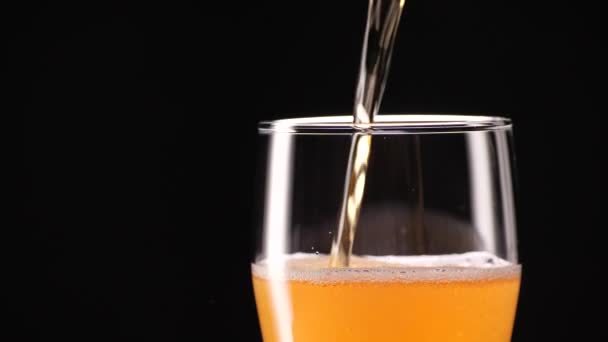 Легкое пиво наливается в стекло. С пузырьками и пеной. — стоковое видео