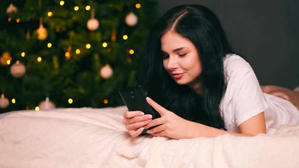 Portrait of young beautiful woman with decorated tree. New years eve — Stock Video