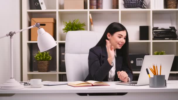 Bonita mujer de negocios en su oficina . — Vídeos de Stock