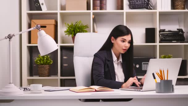 Pretty businesswoman in her office. — Stock Video