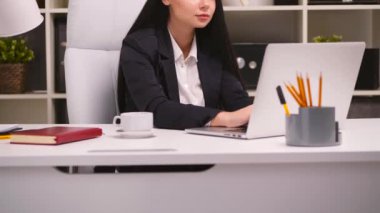 ofisinde güzel iş kadını.