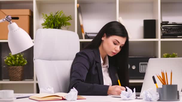 Ładna kobieta w jej biurze. — Wideo stockowe