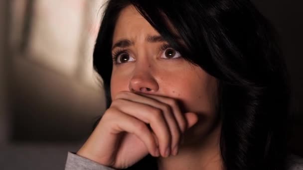 Mujer bonita viendo la televisión en casa — Vídeo de stock