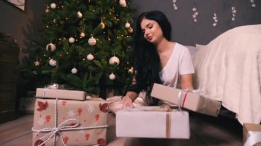 Bir şekilde dekore edilmiş ağaç olan güzel kadın portresi. Yeni yıl arifesinde