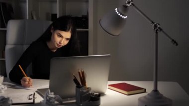 Güzel işkadını ofisinde. Bir kağıt parçasına çökmek. Dissapointed.