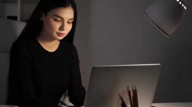 iş kadını ofiste. Dizüstü bilgisayar üzerinde çalışıyor. Telefon çalıyor ve o kaçıyor.