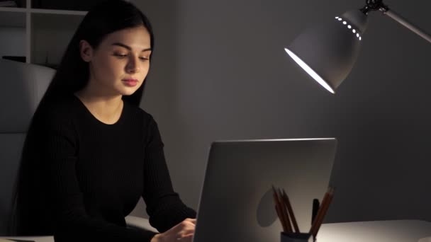 Vrouw die werkt op kantoor. Lampje gaat blinkink. En ze is bang voor iets. — Stockvideo