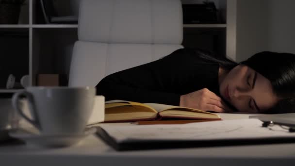 Affärskvinna i hennes kontor. Sova på hennes skrivbord. Mycket trött. — Stockvideo