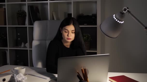 Pretty businesswoman in her office. Crumple up a piece of paper. Dissapointed. — Stock Video