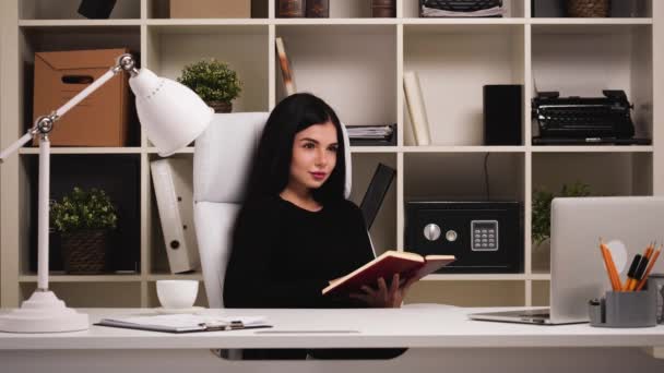 Kvinna som arbetar på kontor. Visualisera något trevligt med hennes anteckningsbok. — Stockvideo