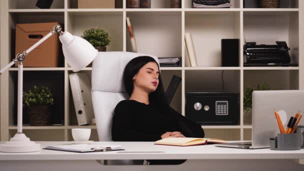 Woman at office. Visualizing something with closed eyes. Almost sleeping. — Stock Video