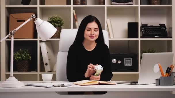 Businesswoman at office. Counting money and looking at camera. Happy. — Stock Video