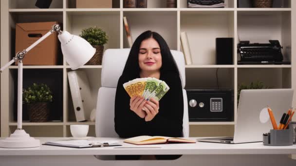 Kobieta w biurze. Liczenia pieniędzy, a następnie je wymiotowała. Szczęśliwy. — Wideo stockowe