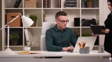 Çok kızgın işadamı kağıtları çöpe ofisinde. Sekreteri onu korkuyor.