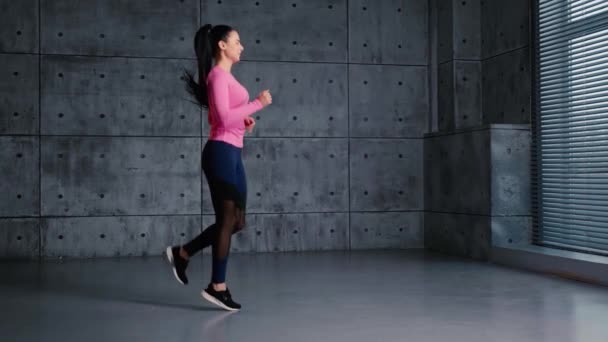 Chica en el gimnasio — Vídeo de stock