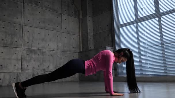 Mädchen in der Turnhalle — Stockvideo