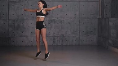 kızı spor salonunda