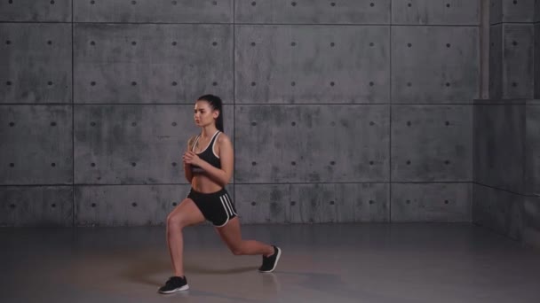 Mädchen in der Turnhalle — Stockvideo