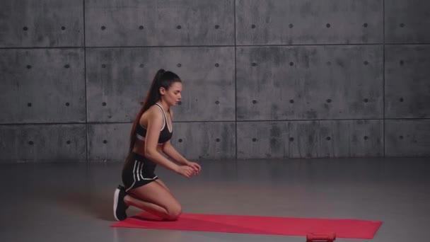 Mädchen in der Turnhalle — Stockvideo