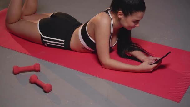 Girl at the gym — Stock Video