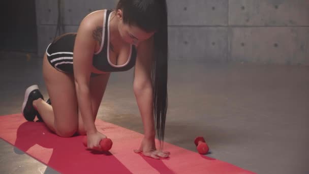 Спортивна Біла Дівчина Спортзалі Працює Тренування Здорового Фізичного Тіла Спортивна — стокове відео