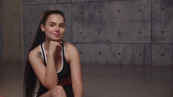 Chica en el gimnasio — Vídeos de Stock