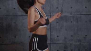 kızı spor salonunda