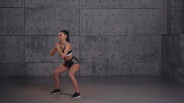 kızı spor salonunda