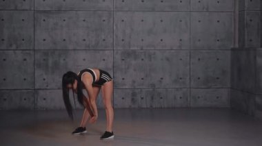 kızı spor salonunda