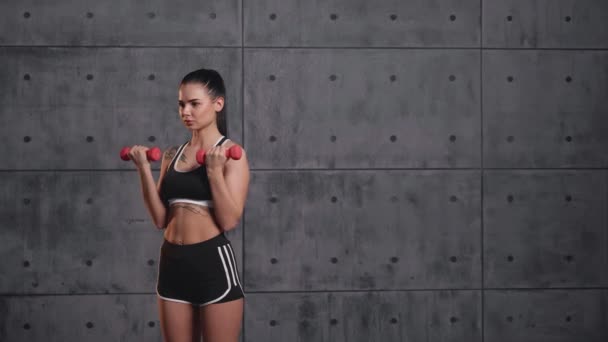 Chica en el gimnasio — Vídeo de stock