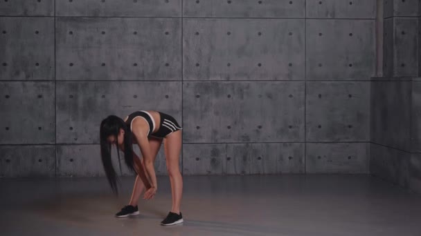 Chica en el gimnasio — Vídeos de Stock