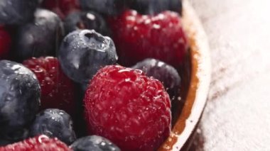 Yaban mersini ve ahududu yığını