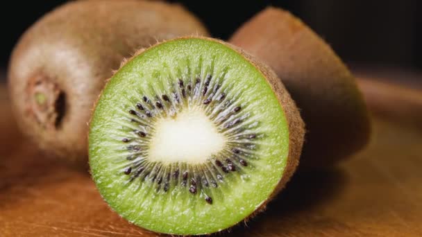 Montón de kiwi en rodajas — Vídeo de stock