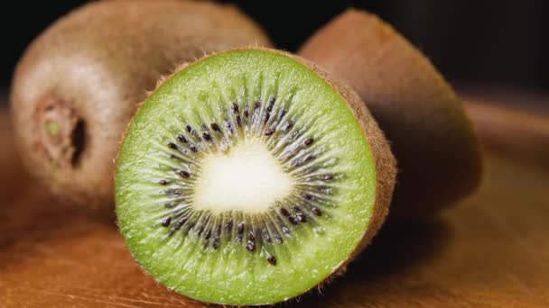 Montón de kiwi en rodajas — Vídeos de Stock