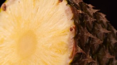 Olgun ananas dilimlenmiş