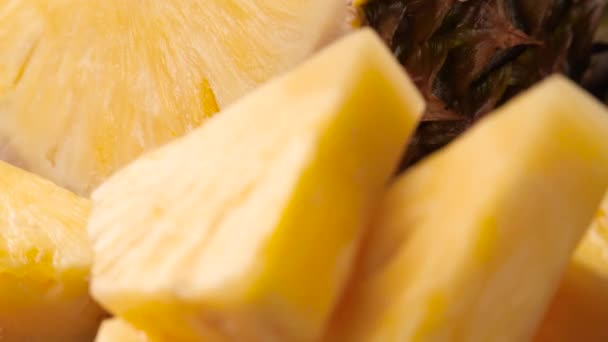 Sliced ripe pineapple — Stock Video