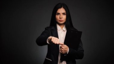 işkadını gri arka plan üzerinde