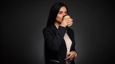 işkadını gri arka plan üzerinde