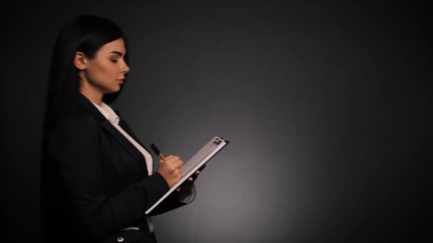 Бізнес-леді на сірому фоні — стокове відео