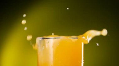 Bir bardak portakal suyu.